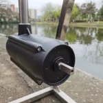 Side view of 12V 85lbs 960W brushless outboard trolling motor mounted on a boat in outdoor water environment